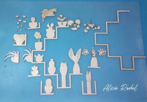 Mini jardín vertical de madera cortado con láser y pintado a mano con acuarelas. Una pieza que fusiona la precisión de la tecnología con la calidez del arte y mi pasión como artista.