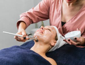 Cuidar la piel después de cumplir los 50 años es un arte que he aprendido con paciencia, constancia y mucha observación. Como mujer que tiene más de cinco décadas, siento que la experiencia propia, sumada a los avances en cosmética y la riqueza de productos naturales, puede ofrecernos un camino hacia una piel luminosa, sana y cuidada.