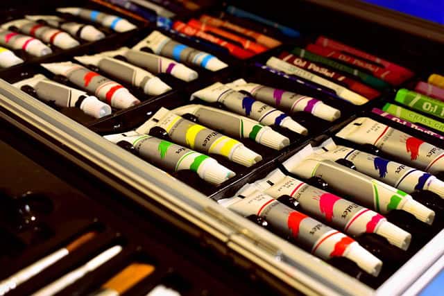 Como artista plástica, he aprendido que las pinturas son mucho más que simples colores; son las herramientas perfectas que acompañan tanto a quienes están dando sus primeros pasos en el mundo de las bellas artes como a las personas profesionales que buscan plasmar matices precisos en sus creaciones.