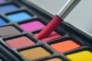Como artista plástica, he aprendido que las pinturas son mucho más que simples colores; son las herramientas perfectas que acompañan tanto a quienes están dando sus primeros pasos en el mundo de las bellas artes como a las personas profesionales que buscan plasmar matices precisos en sus creaciones.
