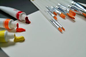 Como artista plástica, he aprendido que las pinturas son mucho más que simples colores; son las herramientas perfectas que acompañan tanto a quienes están dando sus primeros pasos en el mundo de las bellas artes como a las personas profesionales que buscan plasmar matices precisos en sus creaciones.