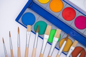 Como artista plástica, he aprendido que las pinturas son mucho más que simples colores; son las herramientas perfectas que acompañan tanto a quienes están dando sus primeros pasos en el mundo de las bellas artes como a las personas profesionales que buscan plasmar matices precisos en sus creaciones.
