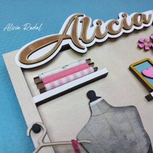 Un regalo personalizado como éste, no es solo un simple obsequio, es una obra de arte dedicada, es una invitación a soñar, crear, recordar y atesorar momentos de dedicación y arte, para esa persona especial.