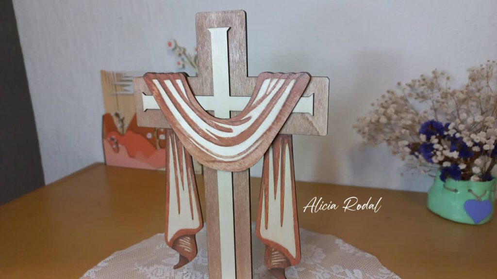 Una Cruz de madera pensada para decorar mesas, repisas o cualquier rincón de la casa, surge de la necesidad de unir la tradición cristiana con métodos contemporáneos de fabricación y pintura.