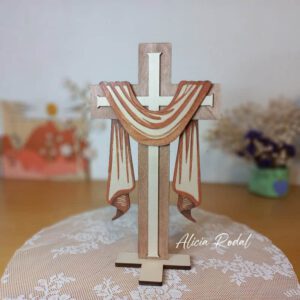 Una Cruz de madera pensada para decorar mesas, repisas o cualquier rincón de la casa, surge de la necesidad de unir la tradición cristiana con métodos contemporáneos de fabricación y pintura.