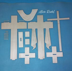 Una Cruz de madera pensada para decorar mesas, repisas o cualquier rincón de la casa, surge de la necesidad de unir la tradición cristiana con métodos contemporáneos de fabricación y pintura.