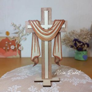 Una Cruz de madera pensada para decorar mesas, repisas o cualquier rincón de la casa, surge de la necesidad de unir la tradición cristiana con métodos contemporáneos de fabricación y pintura.