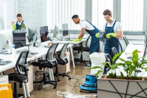 Hoy en día, la falta de tiempo y el ritmo de vida acelerado hacen que cada vez más personas y empresas recurran a los servicios de limpieza profesional.