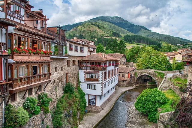 Viajar en septiembre tiene un encanto especial. El calor sofocante del verano comienza a disiparse, los destinos turísticos recuperan la calma tras la temporada alta y, además, el final del verano y la luz otoñal transforma los paisajes en escenarios llenos de magia. Septiembre es, sin duda, el mes perfecto para quienes buscan disfrutar de España con tranquilidad, autenticidad y experiencias únicas.