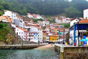 Viajar en septiembre tiene un encanto especial. El calor sofocante del verano comienza a disiparse, los destinos turísticos recuperan la calma tras la temporada alta y, además, el final del verano y la luz otoñal transforma los paisajes en escenarios llenos de magia. Septiembre es, sin duda, el mes perfecto para quienes buscan disfrutar de España con tranquilidad, autenticidad y experiencias únicas.