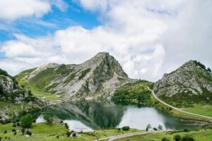 Viajar en septiembre tiene un encanto especial. El calor sofocante del verano comienza a disiparse, los destinos turísticos recuperan la calma tras la temporada alta y, además, el final del verano y la luz otoñal transforma los paisajes en escenarios llenos de magia. Septiembre es, sin duda, el mes perfecto para quienes buscan disfrutar de España con tranquilidad, autenticidad y experiencias únicas.