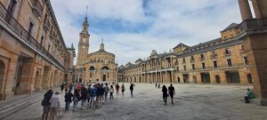 Viajar en septiembre tiene un encanto especial. El calor sofocante del verano comienza a disiparse, los destinos turísticos recuperan la calma tras la temporada alta y, además, el final del verano y la luz otoñal transforma los paisajes en escenarios llenos de magia. Septiembre es, sin duda, el mes perfecto para quienes buscan disfrutar de España con tranquilidad, autenticidad y experiencias únicas.