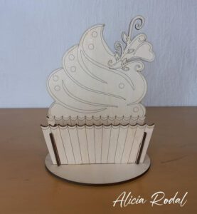 En mi tienda encontrarás una selección de piezas diseñadas y elaboradas completamente por mí. Cada objeto es una pequeña obra de arte. Mi tienda online de arte y regalos personalizados en madera es un sueño hecho realidad, donde la pasión por el arte y el trabajo artesanal se encuentran para crear objetos que trascienden lo decorativo. Ya sea para regalar o para coleccionar, cada obra tiene una historia que contar y un pedazo de mi dedicación como artista plástica.