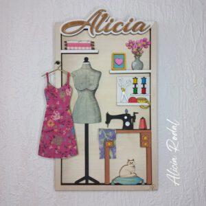 En mi tienda encontrarás una selección de piezas diseñadas y elaboradas completamente por mí. Cada objeto es una pequeña obra de arte. Mi tienda online de arte y regalos personalizados en madera es un sueño hecho realidad, donde la pasión por el arte y el trabajo artesanal se encuentran para crear objetos que trascienden lo decorativo. Ya sea para regalar o para coleccionar, cada obra tiene una historia que contar y un pedazo de mi dedicación como artista plástica.