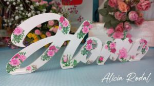 En mi tienda encontrarás una selección de piezas diseñadas y elaboradas completamente por mí. Cada objeto es una pequeña obra de arte. Mi tienda online de arte y regalos personalizados en madera es un sueño hecho realidad, donde la pasión por el arte y el trabajo artesanal se encuentran para crear objetos que trascienden lo decorativo. Ya sea para regalar o para coleccionar, cada obra tiene una historia que contar y un pedazo de mi dedicación como artista plástica.