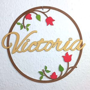 En mi tienda encontrarás una selección de piezas diseñadas y elaboradas completamente por mí. Cada objeto es una pequeña obra de arte. Mi tienda online de arte y regalos personalizados en madera es un sueño hecho realidad, donde la pasión por el arte y el trabajo artesanal se encuentran para crear objetos que trascienden lo decorativo. Ya sea para regalar o para coleccionar, cada obra tiene una historia que contar y un pedazo de mi dedicación como artista plástica.