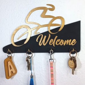 En mi tienda encontrarás una selección de piezas diseñadas y elaboradas completamente por mí. Cada objeto es una pequeña obra de arte. Mi tienda online de arte y regalos personalizados en madera es un sueño hecho realidad, donde la pasión por el arte y el trabajo artesanal se encuentran para crear objetos que trascienden lo decorativo. Ya sea para regalar o para coleccionar, cada obra tiene una historia que contar y un pedazo de mi dedicación como artista plástica.