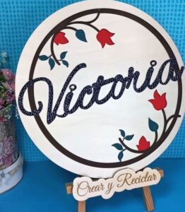 En mi tienda encontrarás una selección de piezas diseñadas y elaboradas completamente por mí. Cada objeto es una pequeña obra de arte. Mi tienda online de arte y regalos personalizados en madera es un sueño hecho realidad, donde la pasión por el arte y el trabajo artesanal se encuentran para crear objetos que trascienden lo decorativo. Ya sea para regalar o para coleccionar, cada obra tiene una historia que contar y un pedazo de mi dedicación como artista plástica.