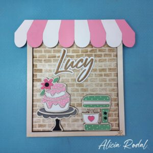 En mi tienda encontrarás una selección de piezas diseñadas y elaboradas completamente por mí. Cada objeto es una pequeña obra de arte. Mi tienda online de arte y regalos personalizados en madera es un sueño hecho realidad, donde la pasión por el arte y el trabajo artesanal se encuentran para crear objetos que trascienden lo decorativo. Ya sea para regalar o para coleccionar, cada obra tiene una historia que contar y un pedazo de mi dedicación como artista plástica.