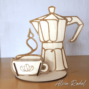 En mi tienda encontrarás una selección de piezas diseñadas y elaboradas completamente por mí. Cada objeto es una pequeña obra de arte. Mi tienda online de arte y regalos personalizados en madera es un sueño hecho realidad, donde la pasión por el arte y el trabajo artesanal se encuentran para crear objetos que trascienden lo decorativo. Ya sea para regalar o para coleccionar, cada obra tiene una historia que contar y un pedazo de mi dedicación como artista plástica.