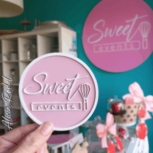 En mi tienda encontrarás una selección de piezas diseñadas y elaboradas completamente por mí. Cada objeto es una pequeña obra de arte. Mi tienda online de arte y regalos personalizados en madera es un sueño hecho realidad, donde la pasión por el arte y el trabajo artesanal se encuentran para crear objetos que trascienden lo decorativo. Ya sea para regalar o para coleccionar, cada obra tiene una historia que contar y un pedazo de mi dedicación como artista plástica.