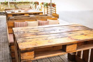 La decoración del hogar vive un momento en el que el reciclaje creativo gana terreno por aportar personalidad, ahorro y sostenibilidad. Convertir objetos destinados a la basura en piezas útiles no solo reduce residuos, también activa la imaginación y permite ajustar medidas, alturas y acabados a cada espacio.