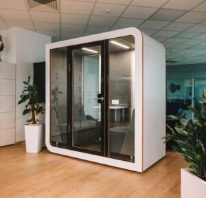 Una Cabina insonorizada convierte el bullicio del día a día en un activo: crea un microentorno controlado donde es posible atender llamadas sensibles, concentrarse y colaborar sin distracciones.