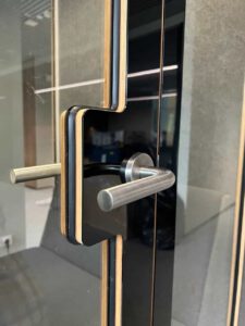 Una Cabina insonorizada convierte el bullicio del día a día en un activo: crea un microentorno controlado donde es posible atender llamadas sensibles, concentrarse y colaborar sin distracciones.