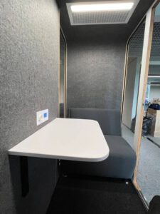 Una Cabina insonorizada convierte el bullicio del día a día en un activo: crea un microentorno controlado donde es posible atender llamadas sensibles, concentrarse y colaborar sin distracciones.