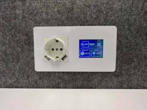 Una Cabina insonorizada convierte el bullicio del día a día en un activo: crea un microentorno controlado donde es posible atender llamadas sensibles, concentrarse y colaborar sin distracciones.