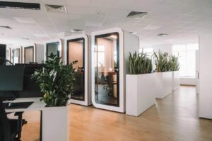 Una Cabina insonorizada convierte el bullicio del día a día en un activo: crea un microentorno controlado donde es posible atender llamadas sensibles, concentrarse y colaborar sin distracciones.