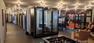 Una Cabina insonorizada convierte el bullicio del día a día en un activo: crea un microentorno controlado donde es posible atender llamadas sensibles, concentrarse y colaborar sin distracciones.