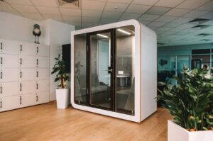 Una Cabina insonorizada convierte el bullicio del día a día en un activo: crea un microentorno controlado donde es posible atender llamadas sensibles, concentrarse y colaborar sin distracciones.