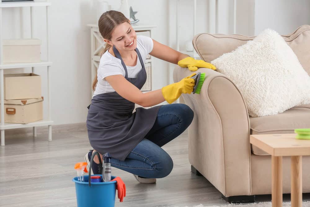 sabíais que elegir el producto adecuado según el material del mueble puede marcar la diferencia entre prolongar su vida útil o arruinarlo antes de tiempo