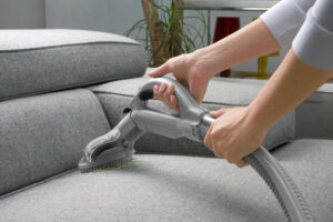 sabíais que elegir el producto adecuado según el material del mueble puede marcar la diferencia entre prolongar su vida útil o arruinarlo antes de tiempo