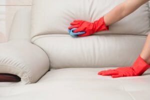 sabíais que elegir el producto adecuado según el material del mueble puede marcar la diferencia entre prolongar su vida útil o arruinarlo antes de tiempo