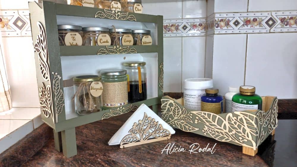 tres proyectos prácticos, bonitos y sostenibles: un mueble para especias, una cesta multifuncional y un servilletero original. Utilizaremos cajas de madera de frutas (huacales) y decoraremos con motivos florales cortados en madera con láser.