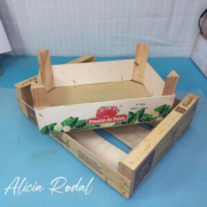 tres proyectos prácticos, bonitos y sostenibles: un mueble para especias, una cesta multifuncional y un servilletero original. Utilizaremos cajas de madera de frutas (huacales) y decoraremos con motivos florales cortados en madera con láser.