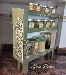 tres proyectos prácticos, bonitos y sostenibles: un mueble para especias, una cesta multifuncional y un servilletero original. Utilizaremos cajas de madera de frutas (huacales) y decoraremos con motivos florales cortados en madera con láser.