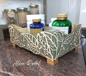 tres proyectos prácticos, bonitos y sostenibles: un mueble para especias, una cesta multifuncional y un servilletero original. Utilizaremos cajas de madera de frutas (huacales) y decoraremos con motivos florales cortados en madera con láser.