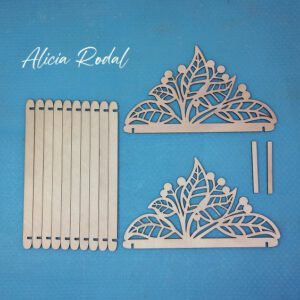 tres proyectos prácticos, bonitos y sostenibles: un mueble para especias, una cesta multifuncional y un servilletero original. Utilizaremos cajas de madera de frutas (huacales) y decoraremos con motivos florales cortados en madera con láser.