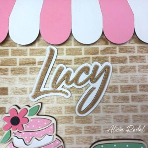 Hoy quiero compartir contigo el proceso detrás de una de mis creaciones más especiales: un cuadro de madera diseñado, cortado, grabado y pintado a mano, que representa una pequeña tienda u obrador de repostería. Esta pieza, pensada como regalo personalizado, forma parte del catálogo de mi tienda de arte y regalos personalizados, Alicia Rodal.