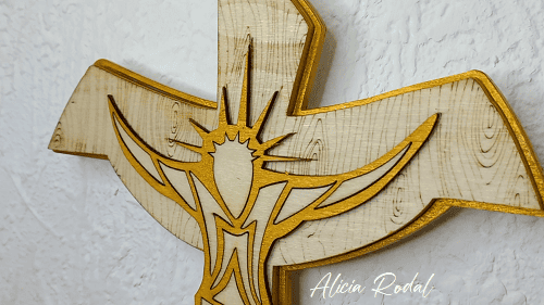 Descubre el arte detrás de una cruz única hecha con corte láser y pintura dorada Me llamo Alicia Rodal, soy artista especializada en la elaboración de piezas personalizadas de madera, y hoy quiero compartir contigo el proceso creativo detrás de una obra muy especial: una cruz de madera moderna, pensada para colgar en la pared de tu casa o como un regalo significativo a una persona especial.