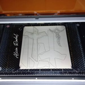 Descubre el arte detrás de una cruz única hecha con corte láser y pintura dorada Me llamo Alicia Rodal, soy artista especializada en la elaboración de piezas personalizadas de madera, y hoy quiero compartir contigo el proceso creativo detrás de una obra muy especial: una cruz de madera moderna, pensada para colgar en la pared de tu casa o como un regalo significativo a una persona especial.