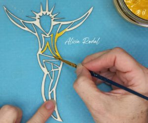 Descubre el arte detrás de una cruz única hecha con corte láser y pintura dorada Me llamo Alicia Rodal, soy artista especializada en la elaboración de piezas personalizadas de madera, y hoy quiero compartir contigo el proceso creativo detrás de una obra muy especial: una cruz de madera moderna, pensada para colgar en la pared de tu casa o como un regalo significativo a una persona especial.