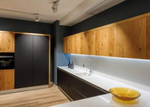 Los muebles de madera aportan calidez, elegancia y personalidad a cualquier espacio del hogar, ya sea en el salón, la cocina o incluso en dormitorios y despachos. Su belleza natural y su durabilidad los convierten en una opción preferida para quienes buscan un ambiente acogedor y atemporal. Sin embargo, para mantener esa apariencia como el primer día, es esencial realizar un mantenimiento adecuado y prestar atención a las necesidades específicas de la madera.