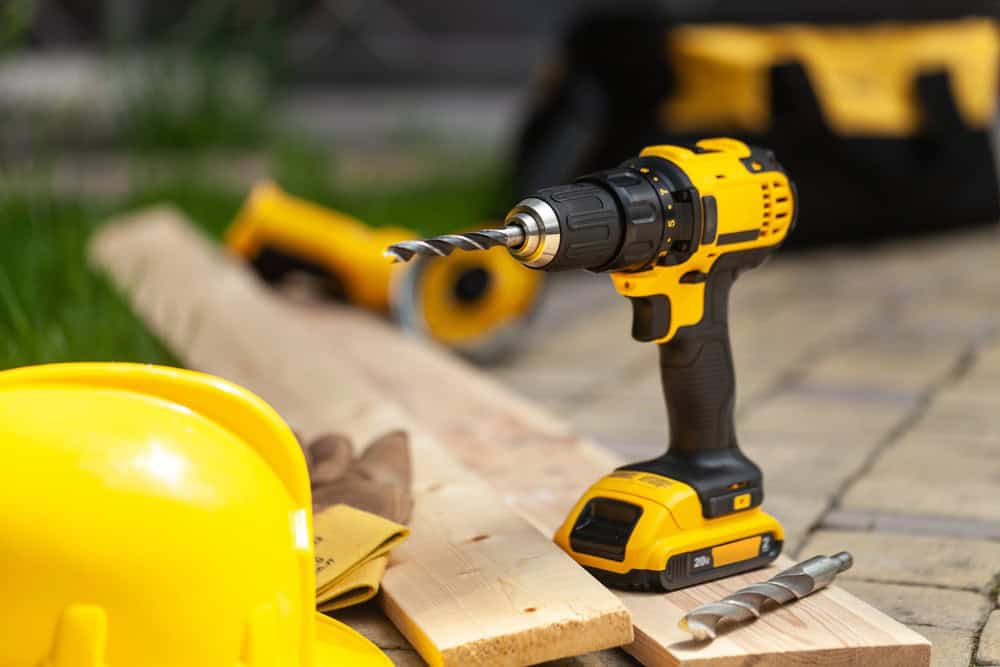 el taladro de batería se ha convertido en una herramienta indispensable para cualquier amante del DIY. Su versatilidad y facilidad de uso lo hacen perfecto para proyectos creativos, desde montar repisas hasta construir muebles desde cero, al puro estilo hazlo tú mismo.