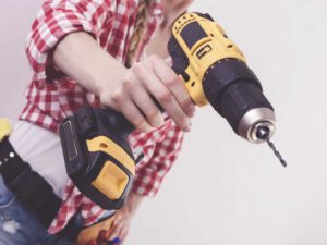 el taladro de batería se ha convertido en una herramienta indispensable para cualquier amante del DIY. Su versatilidad y facilidad de uso lo hacen perfecto para proyectos creativos, desde montar repisas hasta construir muebles desde cero, al puro estilo hazlo tú mismo.