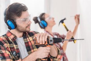 el taladro de batería se ha convertido en una herramienta indispensable para cualquier amante del DIY. Su versatilidad y facilidad de uso lo hacen perfecto para proyectos creativos, desde montar repisas hasta construir muebles desde cero, al puro estilo hazlo tú mismo.