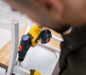 el taladro de batería se ha convertido en una herramienta indispensable para cualquier amante del DIY. Su versatilidad y facilidad de uso lo hacen perfecto para proyectos creativos, desde montar repisas hasta construir muebles desde cero, al puro estilo hazlo tú mismo.